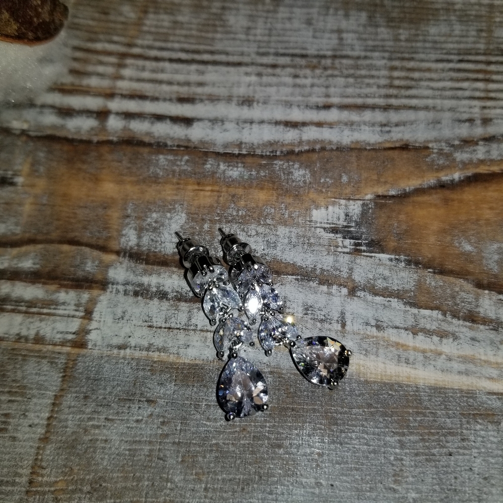 ABSOLUTELY STUNNING!! Leaf Dangle CZ earrings - Picture 6 of 7